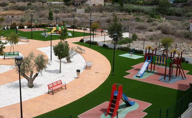 Inaugurado el primer ascensor público de Albox y las mejoras en el Parque Infantil 'Payaso Fofó'