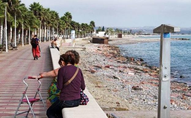 Delimitan las playas nudista y textil de Cuevas de Almanzora con un cartel tras unas «quejas»
