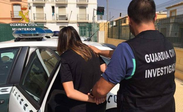 Detenida por sacar 250 euros con una tarjeta que robó de un coche
