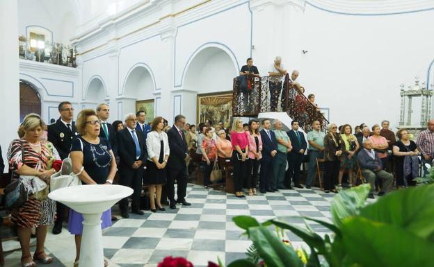 Miles de fieles y peregrinos estrenan la nueva pavimentación y aparcamientos de 'El Saliente'