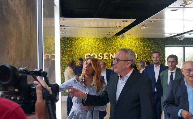 Susana Díaz destaca la apuesta de Grupo Cosentino por la innovación y la formación profesional