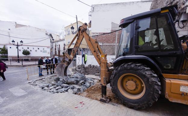 Trabajos de mejora en la Plaza de España de Olula del Río