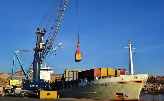 Grupo Cosentino trae a la segunda mayor naviera del mundo al Puerto de Almería