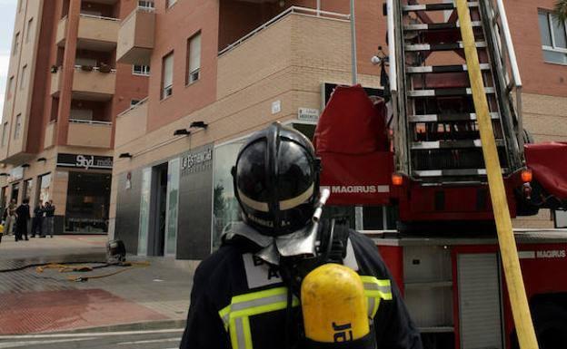 Una mujer intoxicada y otras dos personas afectadas en un incendio en un cortijo en Zurgena