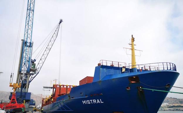 Grupo Cosentino bate récords en el Puerto de Almería con la operativa del portacontenedores Mistral