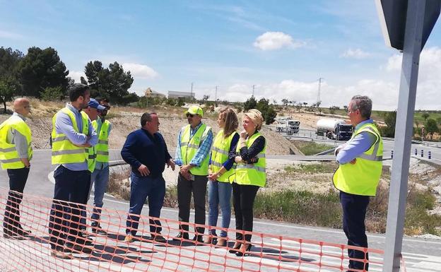 La Junta traslada la marquesina del autobús en Hijate e instala reductores de velocidad