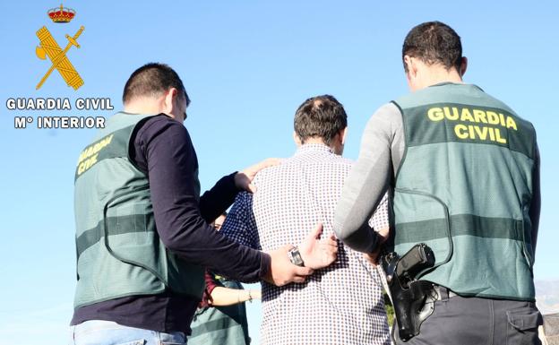 El hombre que apuñaló a otro en Oria esperó a ser detenido en una nave cercana