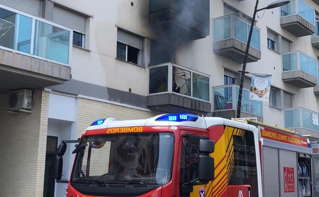 Una decena de vecinos desalojados por un incendio en una vivienda en Cuevas de Almanzora