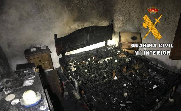 Evacúan a una mujer atrapada en su vivienda en llamas en Albanchez