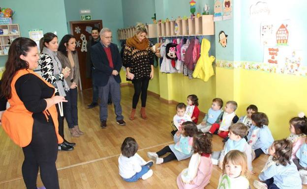 La Presidenta del Parlamento Andaluz, Marta Bosquet, conoce la labor social que realiza la Asociación El Saliente