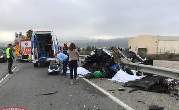 Dos fallecidos al chocar un camión y un turismo en Arboleas