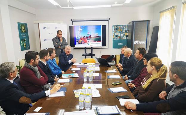 La Autoridad Portuaria presenta al sector del mármol las ventajas del transporte en contenedor para el comercio internacional