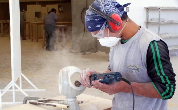 La Junta lanza 15 plazas de Artesanía y Restauración de Piedra Natural en la Escuela de Fines