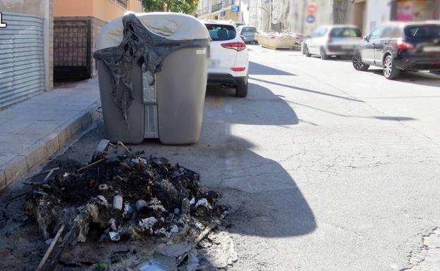Quema 11 contenedores en Tíjola y provoca daños en una vivienda