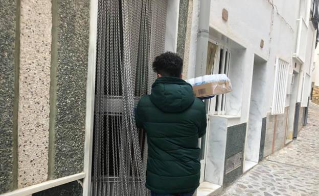 El Ayuntamiento de Sierro y voluntarios ayudan a los mayores en su día a día para evitar contagios