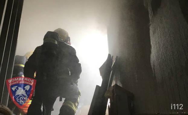 Un fallo eléctrico inicia un incendio en una vivienda de Cantoria