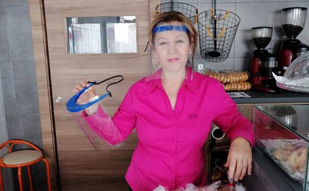 ACOMOL reparte en Olula del Río pantallas protectoras sanitarias entre sus asociados