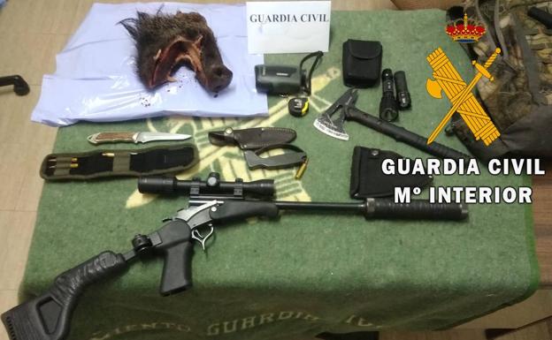 Sorprenden a dos furtivos en Serón con la cabeza de un jabalí en el maletero