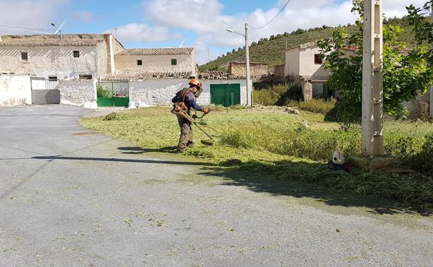 El ayuntamiento de Serón inicia un Plan de Choque de desbroce y limpieza de caminos y senderos