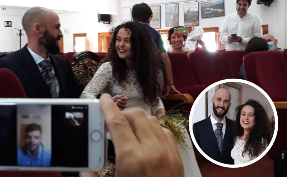 Un «¡vivan los novios!» por vídeollamada