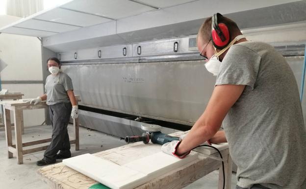 Los alumnos del itinerario formativo de artesanía de la piedra vuelven hoy a la Escuela del Mármol