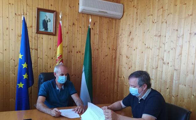 La Junta ayuda a los ayuntamientos de Albanchez y Lúcar a desinfectar sus calles y colegios