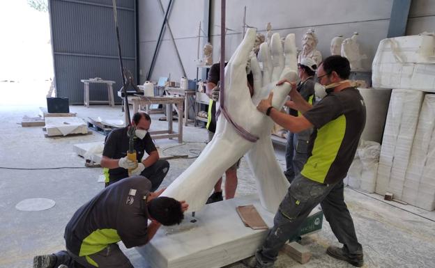 La escultura homenaje a los profesionales que trabajan contra la COVID-19 realizada en la Escuela del Mármol ya luce en Jaén