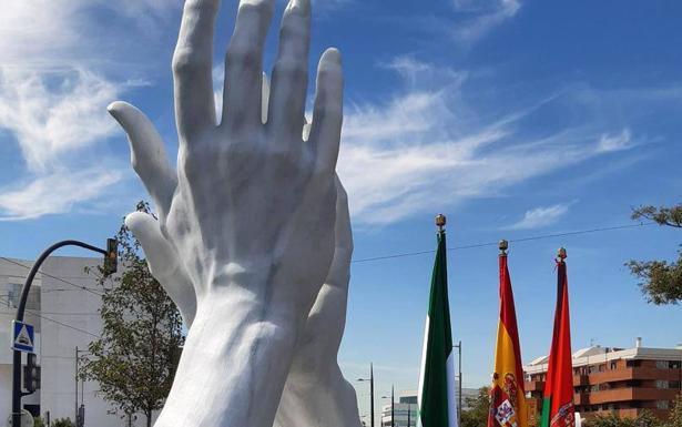 La escultura en mármol Blanco Macael de las 'Manos que aplauden', Premio Solidario del Festival de las Naciones