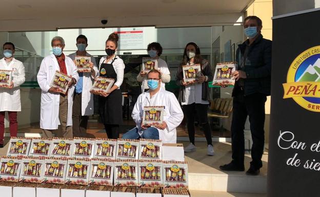 Peña-Cruz obsequia con sus productos a personal sanitario de Torrecárdenas