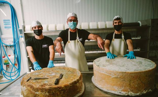 'Seronés Artesano' destapó el queso más grande de la península después de 20 meses de curación