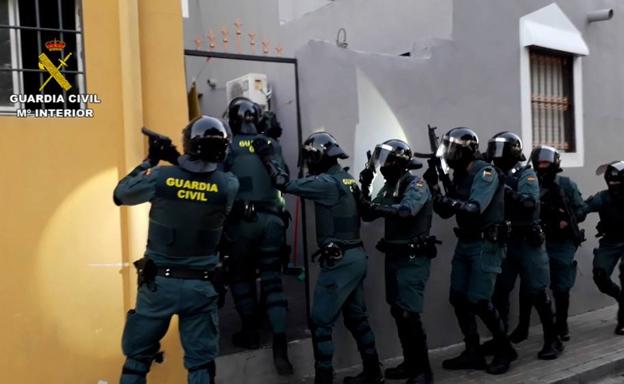 El registro simultáneo a dos viviendas en Zurgena permite desmantelar un punto de venta de cocaína