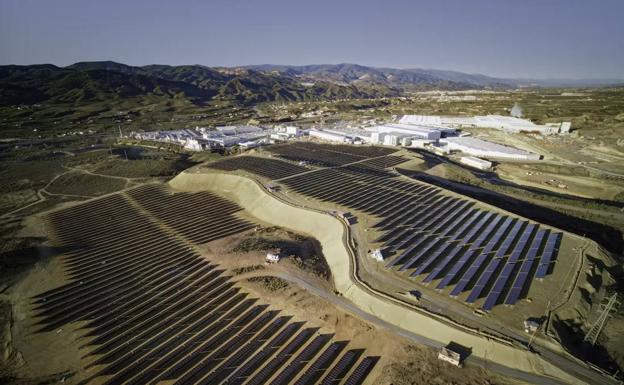 Techos solares, regeneración de biodiversidad y una planta de aguas residuales, retos de Cosentino
