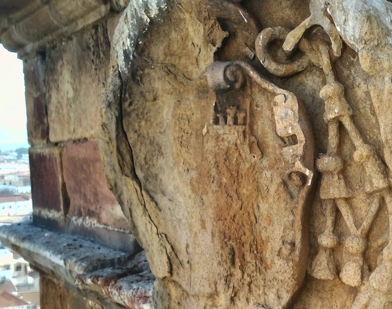 Una inspección permite el descubrimiento de escudos en la iglesia de San Miguel