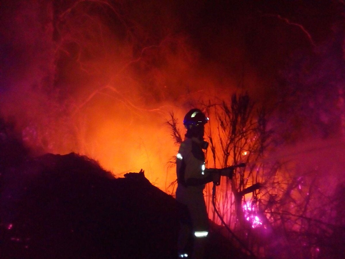 Los bomberos sofocaron ayer lunes varios incendios en el municipio y comarca