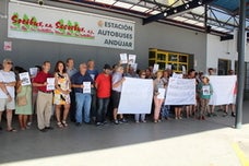 Una concentración pide que la ciudad no sufra desmantelamientos en transportes