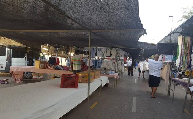 El mercadillo de los martes estrena ubicación en su cambio por la Feria