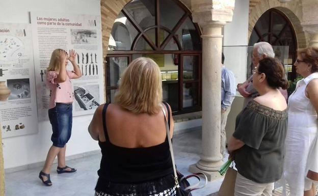La exposición sobre la edad y ritualidad de las mujeres íberas continúa en Andújar su recorrido por la provincia