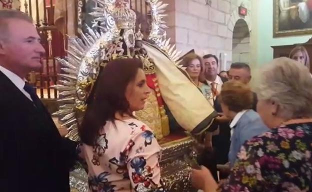Miles de personas veneran a la Virgen de la Cabeza en la Peregrinación Blanca