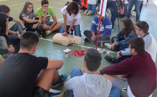 Jóvenes estudiantes de Secundaria aprenden técnicas de animación cardiorrespiratoria