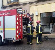 Arde el motor de un frigorífico y la actuación de los bomberos evita daños materiales