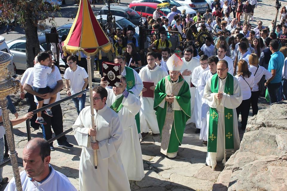 Un libro recoge el Año Jubilar de la Misericordia en la Basílica Santuario de la Virgen de la Cabeza