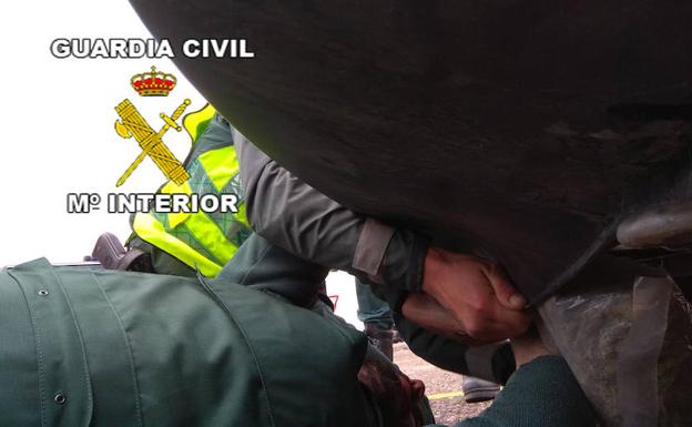 Detenidos dos hombres en Andújar circulando con 2,5 kilos de marihuana oculta en el parachoques