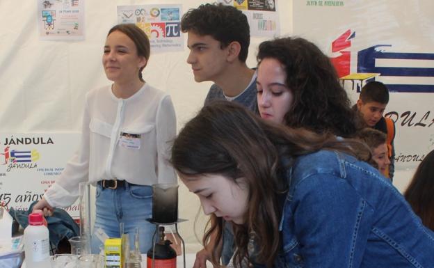La I Feria de la Ciencia alienta el espíritu innovador de los jóvenes del municipio