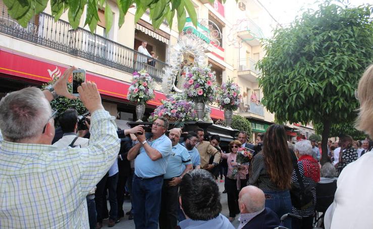 Multitudinaria ofrenda floral a la Virgen de la Cabeza en Andújar