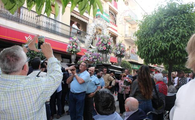 Multitudinaria ofrenda floral a la Virgen de la Cabeza en Andújar