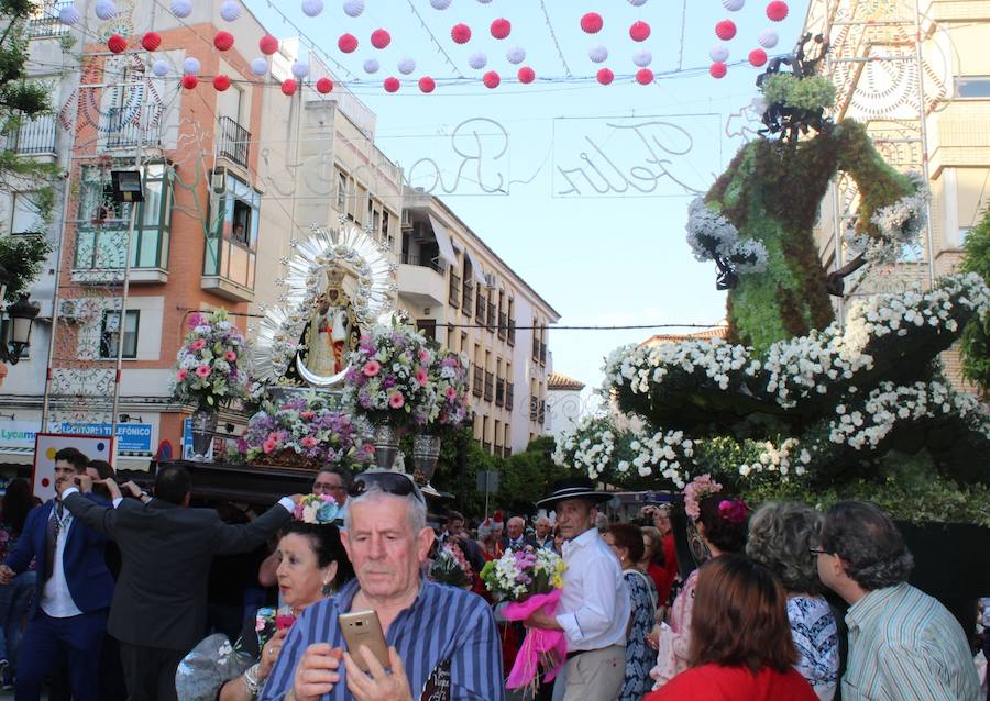 Multitudinaria ofrenda floral a la Virgen de la Cabeza en Andújar