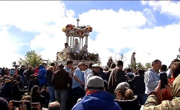 La Virgen de la Cabeza, rodeada de fervor en su romería