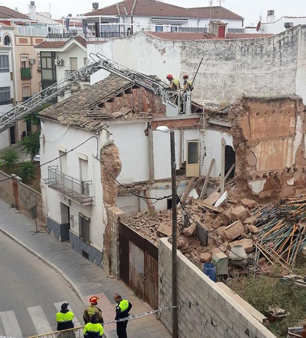 Se derrumba un inmueble de la calle Mesones de Andújar