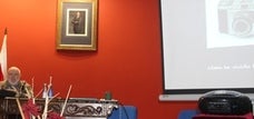 Afoan y la UNED inician su acuerdo con una charla de postín