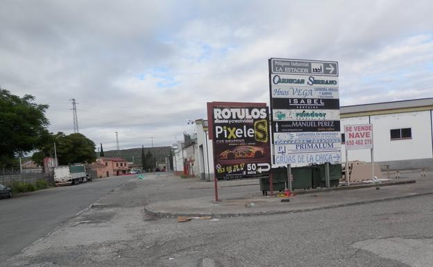 Empresarios y usuarios del Polígono La Estación se quejan por la falta de servicios